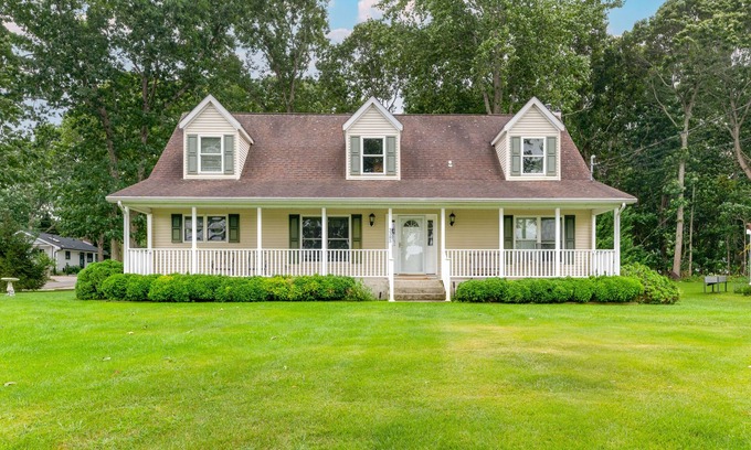 Southold House | Charming home with fireplace, kayaks, patio, fast WiFi, & washer/dryer-dogs ok