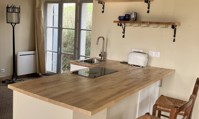 Gardanne Apartment | Charming independent studio 10 min Aix en Provence