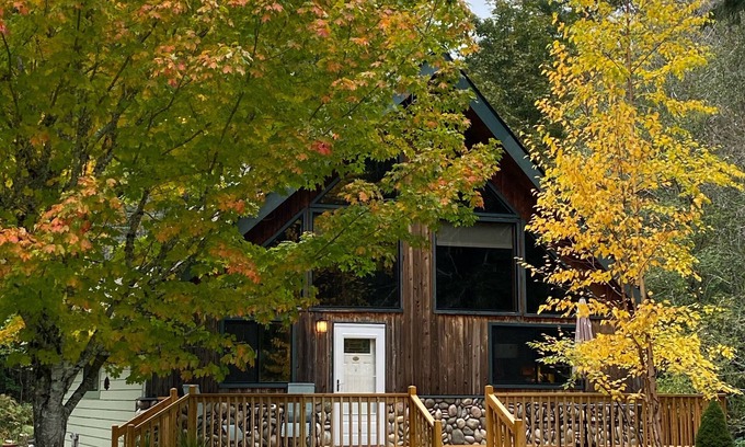 Shelton House | Charming Island Chalet, Big Kitchen, Relax, Quiet Forest Setting, Starry Nights