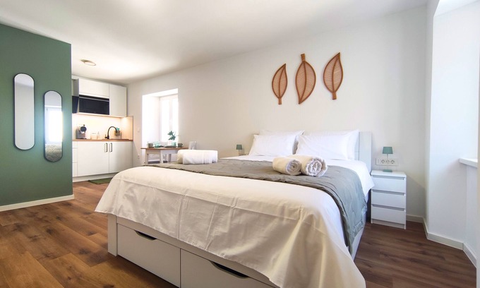 Izola Apartment | Charming Izola Studio – Walk to Sea, Cafés & Marina