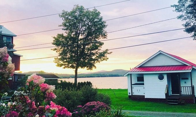 Derby Cottage | Charming, lake-front, 2-bedroom cabin with AC, WiFi in superb Derby