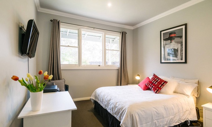 Longlea Cottage | Charming light filled cottage 15mins out of Bendigo on large block.