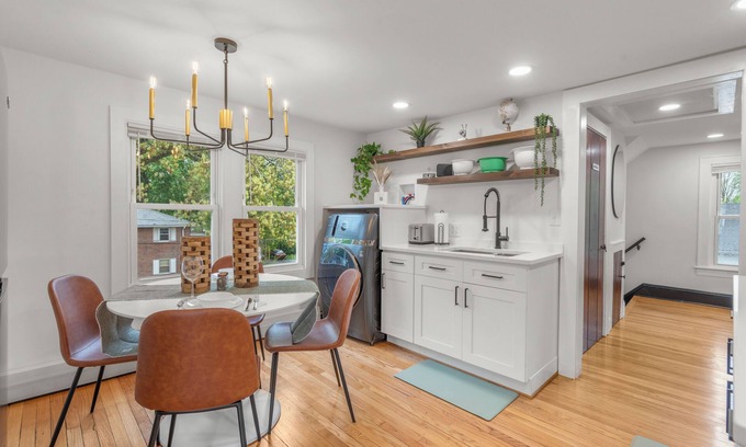 Manchester Apartment | Charming Luxury 1BR Near Downtown. Dog Friendly!