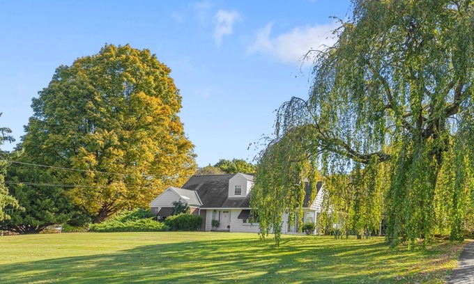 New Paltz Apartment | CHARMING Mid Century Vintage 1BR Guest Suite - 2 Min to Downtown