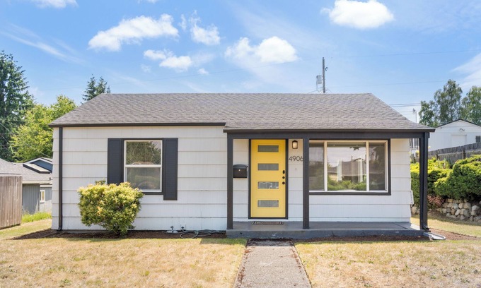 West End House | Charming North Tacoma Home – 2 Bedrooms, WiFi & More
