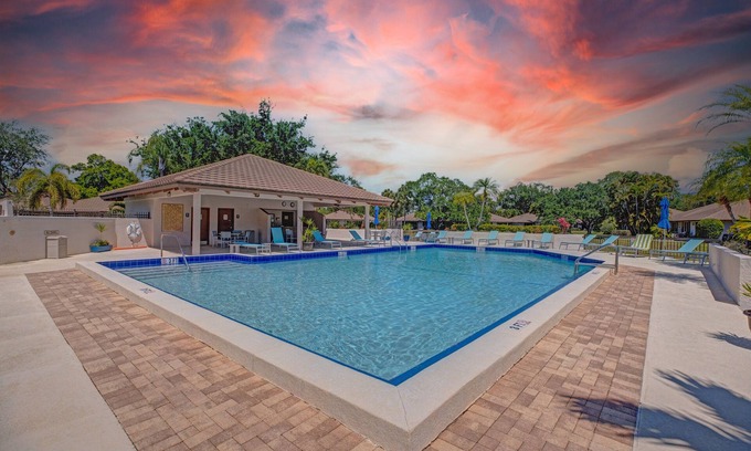 Palm Beach Gardens Cottage | Charming PGA National Getaway -Relax,Dine, and Shop in Florida