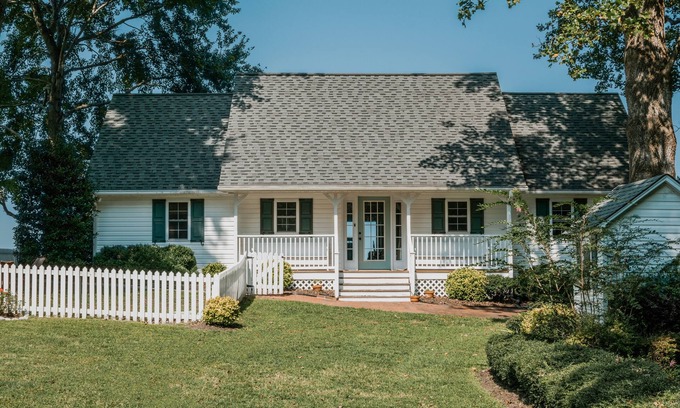 Dutton House | Charming Rappahannock Waterfront Cottage Pool, Fireplace, Kayaks