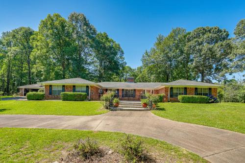 Lincoln Parish House | Charming Retreat with Patio Near GramblingandRuston!