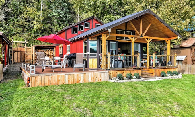 Eatonville Cabin | Charming & Rustic Lakeside Cabin: Mt. Rainier, Fall Hikes, Large Covered Deck