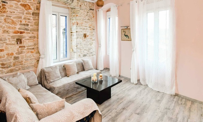 Mitilinii Apartment | Charming Samos Escape with a Jacuzzi and a Balcony