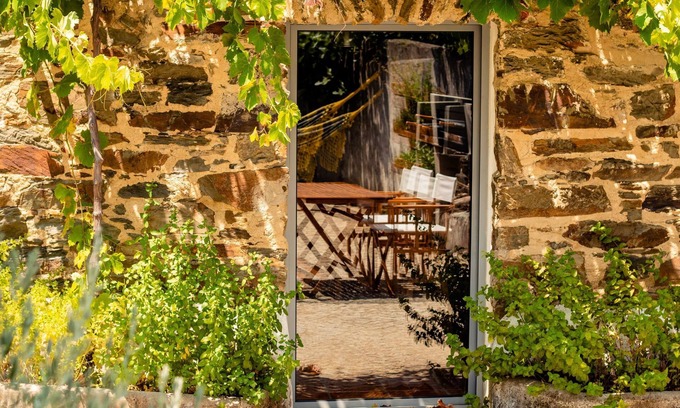 Serta Cottage | Charming Stone House near Zezere River