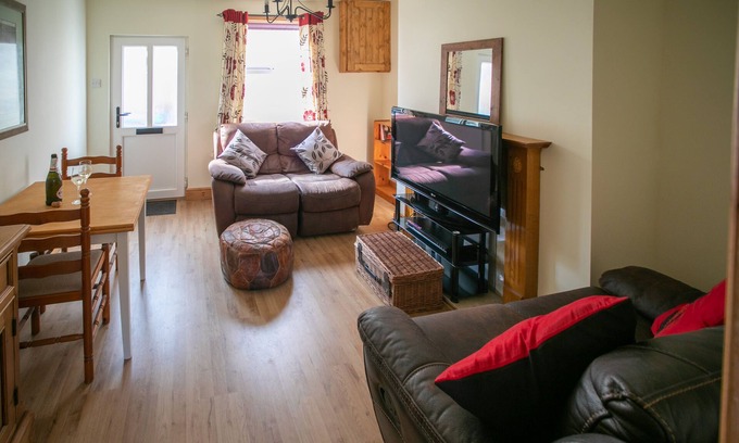 Forsbrook House | Charming terraced cottage close to Alton Towers