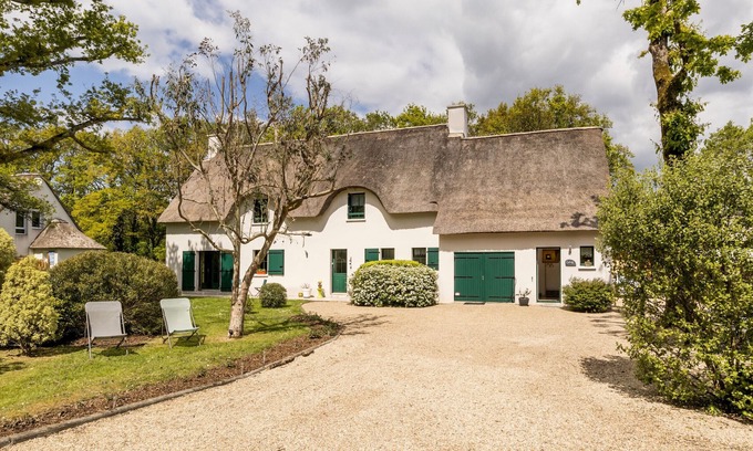 Saint-Lyphard Cottage | Charming Thatched Cottage in Peaceful Hamlet near Guérande and La Baule