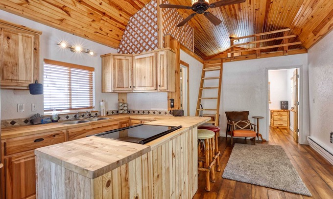 Saddlestring Cabin | Charming Tiny House Suite Retreat,loft & wildlife!