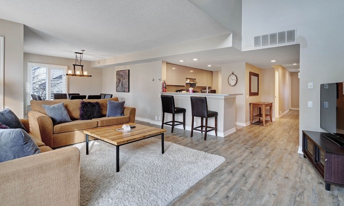 The Blue Mountains Condo | Charming & unique retreat w/ a seasonal swimming pool in an unbeatable location