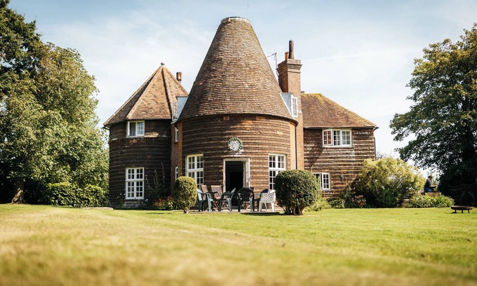 Chiddingly House | Charming Victorian Oast House, Nestled In Picturesque Countryside, Sleeps Max 12