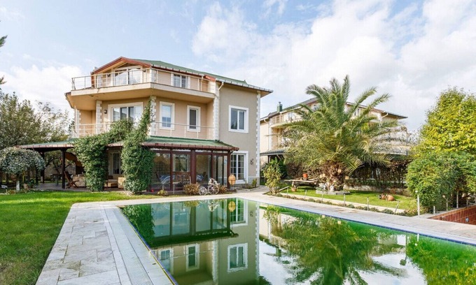 Mollafeneri Villa | Charming Villa with Pool and Garden in Gebze