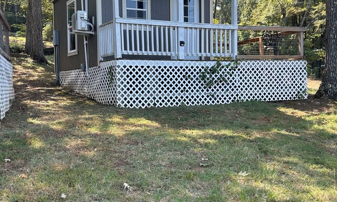 Negreet Cabin | Charming waterfront 1-bedroom cabin next to boat launch and swimming area!