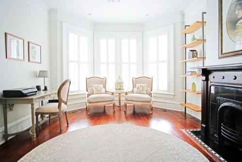 Historic Downtown Savannah House | Chatham House - Historic 3 BR on Chatham Square