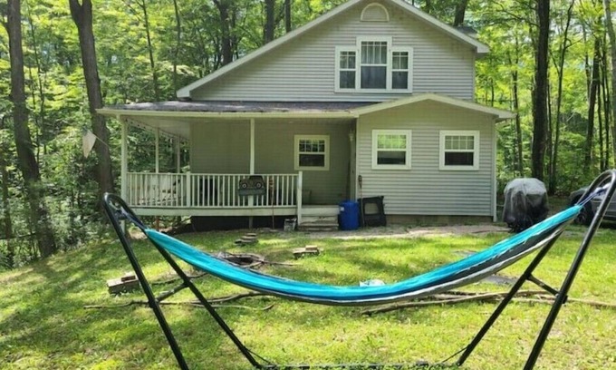 Evart Cottage | Cheerful 3-brd, 2 full bth cottage with DNR launch lake access on Chippewa Laken