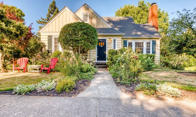 Amazon House | Cheerful home with patio & yard - walk to parks, trails & Hayward Field