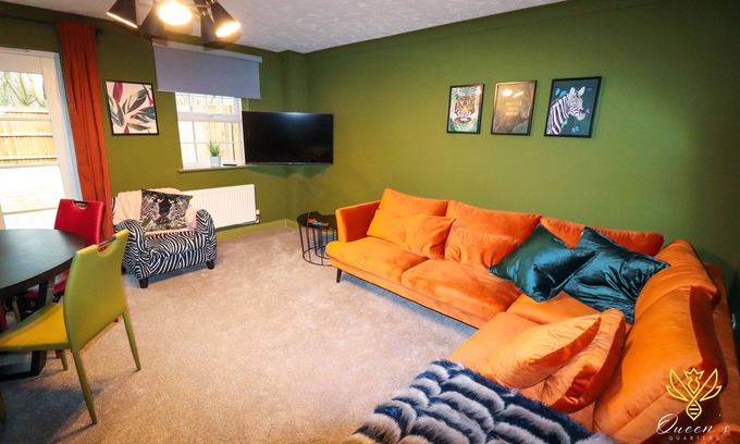 Huntingdon House | Cheerful Queens Quarters Boutique Rooms