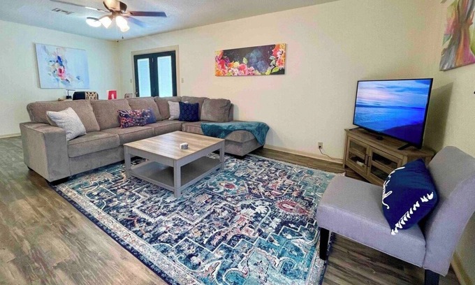 Port Neches House | Cheerful Watercolors in 2BR Cottage