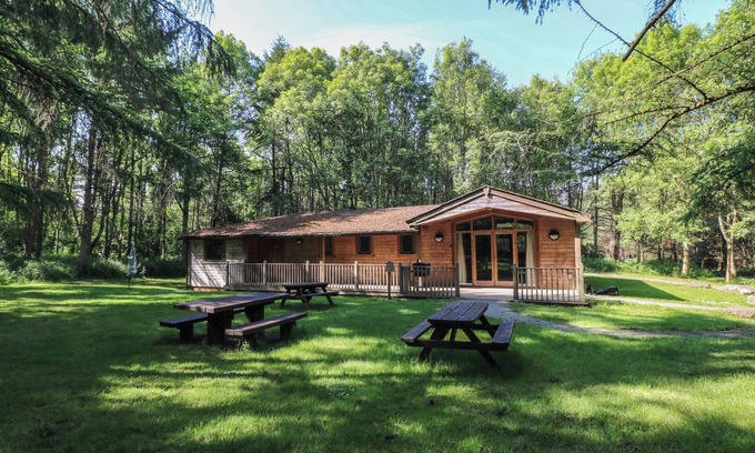 Rosliston Cottage | CHESTNUT LODGE, family friendly, with a garden in Rosliston