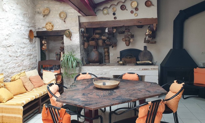 Lalbenque House | CHEZ DANIELE - Charming house in the heart of the village of Lalbenque