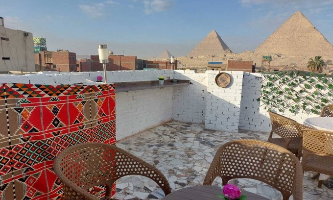 Al-'Umraniyah Bed & Breakfast | Chez l’ami is located 600 meters to pyramids & sphinx and 1km Egyptian Museum.