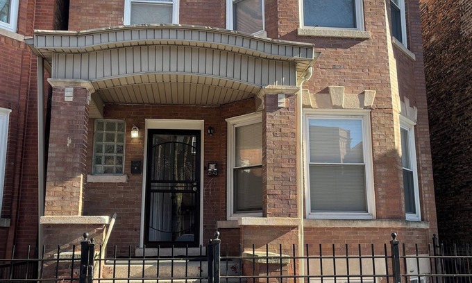 Washington Park Apartment | Chic 2-bedroom apartment in historic Chicago neighborhood with theater, Wifi