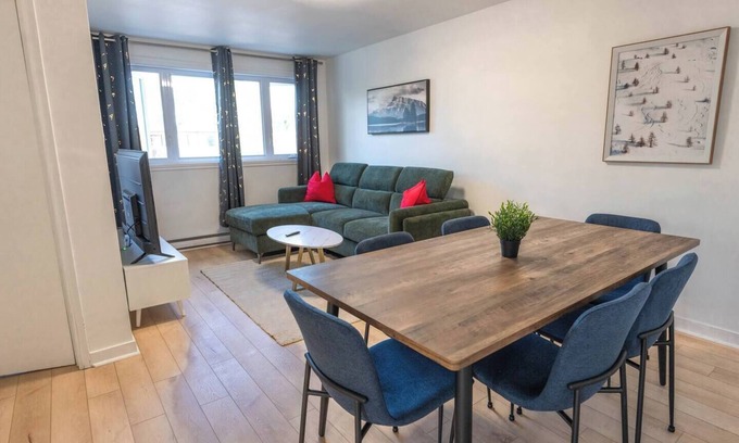 Laval-des-Rapides Apartment | Chic 3BR 5 Beds 5min walk to Metro Free Parking
