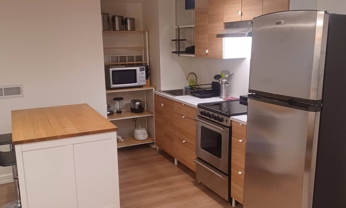 Lake Hills Apartment | Chic apartment in pleasant Bellevue with WiFi access,