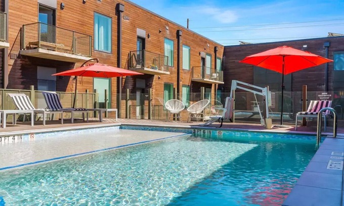 East Cesar Chavez Condo | Chic Condo Trendy Eastside Early Check-In!