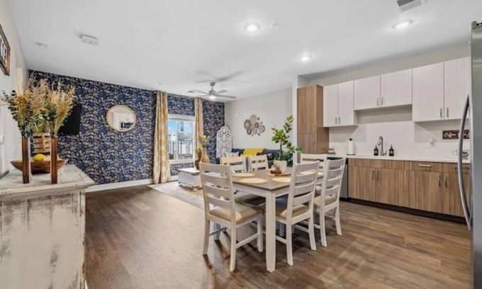 Eighth Avenue Apartment | Chic Country Getaway Walk to Broadway & Gulch