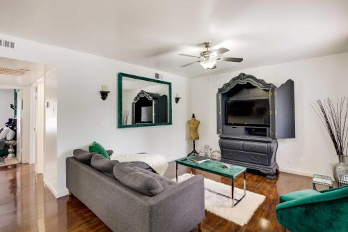 Knox - Henderson Apartment | Chic Dallas Condo with Pool, Walk to Knox Street!