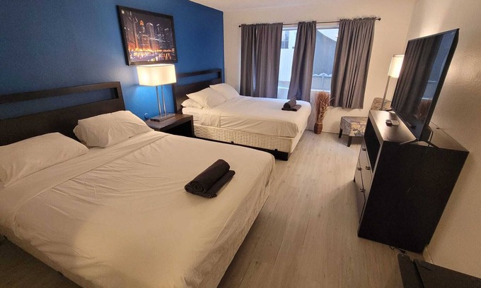 Pico - Robertson Apartment | Chic Double Queen Bed Unit in Beverly Hills with AC + WiFi