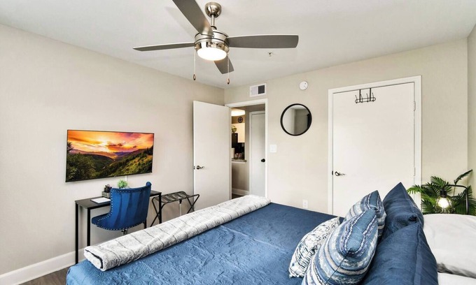 Astrodome Apartment | Chic Houston, King bed, NRG/TMC, Fireplace & Gym!