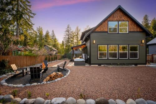 Paradise Estates House | Chic Mt Rainier Escape Hot Tub Firepit