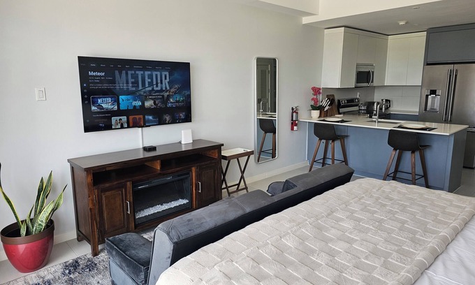 Mandeville Condo | Chic Studio Retreat w/King Bed, Fireplace + Pool