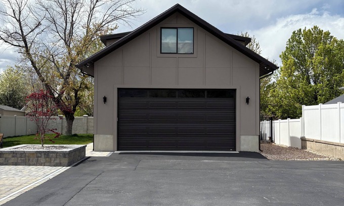 Draper Apartment | Chic studio with AC and WiFi in Draper Sleeps up to 4 w/sofa bed & 1 car garage