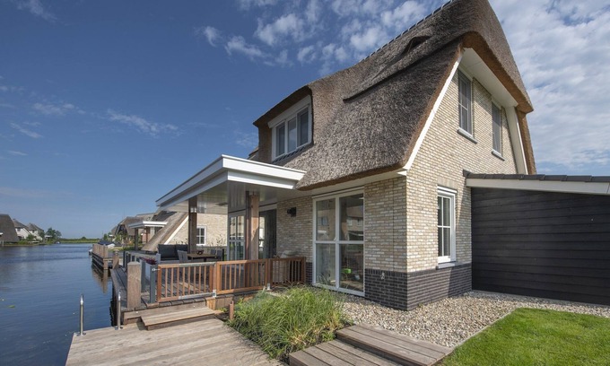 Delfstrahuizen Villa | Chic Villa with a fireplace at Tjeukemeer