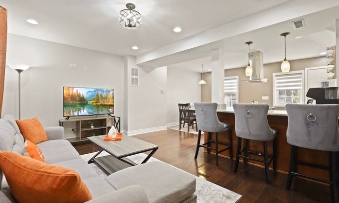 Bedford Park House | Chicago Midway Oasis