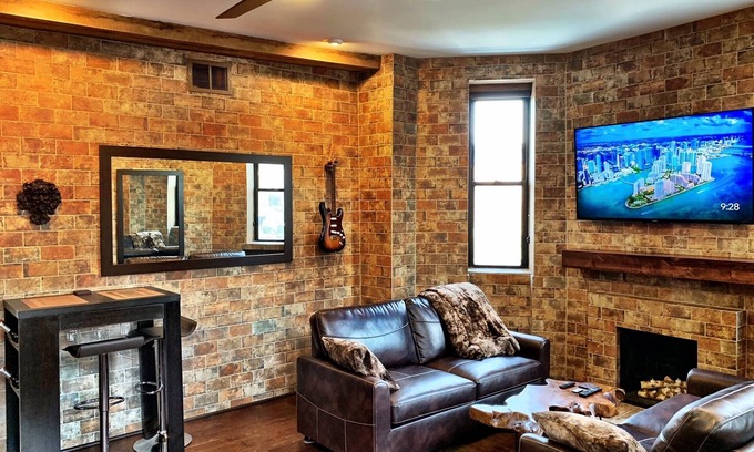 Old Town Triangle Condo | Chicago’s BEST location… Lincoln Park, Lake Michigan, Wrigley Field, and more!