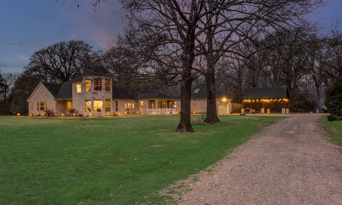 Pointblank House | Chick & Modern Getaway Ranch - Lake Livingston View!