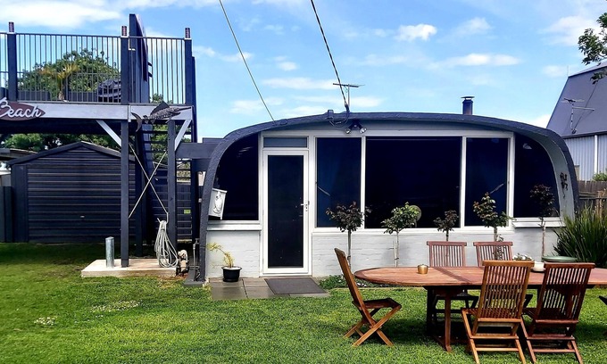 Portarlington House | Chill at the Igloo cottage - 100m walk to beach