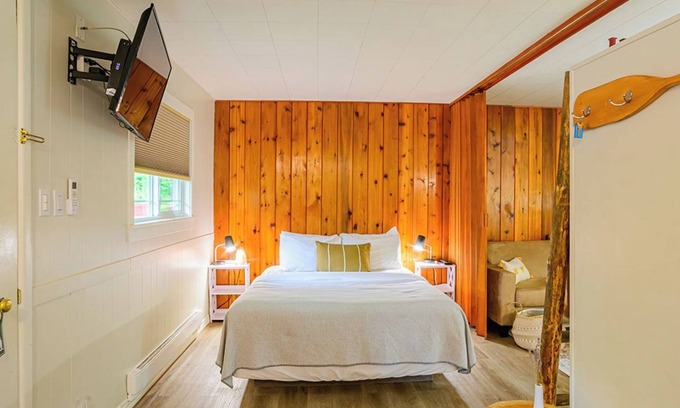 Christina Lake Hotel | Christina Lake Rustic & Roomy, Sleeps 4, Private Terrace -Beaches, Golf, Fishing