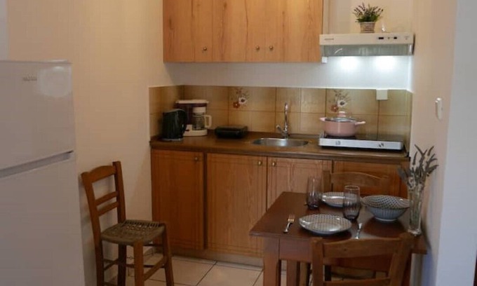 Monemvasia Apartment | Chrysoula’s Welcoming Triple Room with Yard