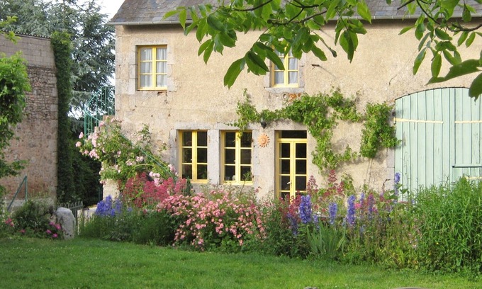 Quarre-les-Tombes House | Ciezalel's gardens: a traditional farm in Morvan, animals are welcome