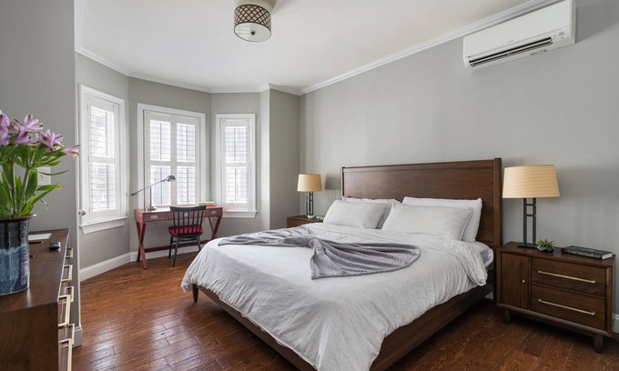 Cambridgeport Condo | City Oasis with Yard and easy Walk To Harvard, MIT and Train